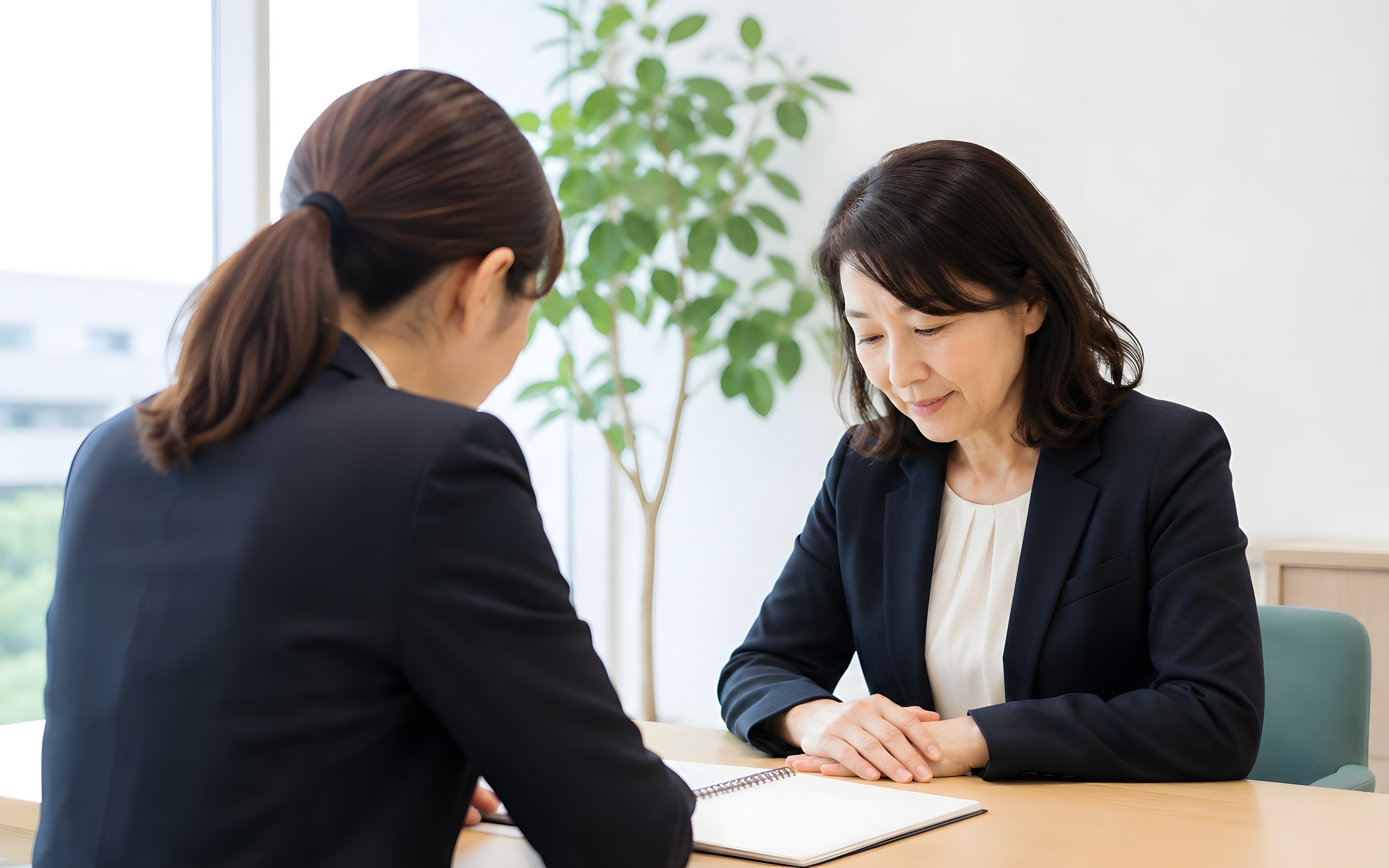 書類⁠を確認している様子